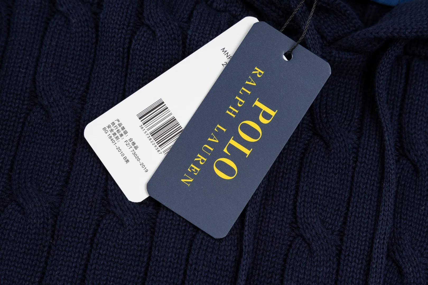 P236 #R84 RALPH LAUREN Six-color classic hooded twist pullover sweater with high-density LOGO embroidery on the chest and original custom-made tag accessories. Made of pure cotton yarn, pure cotton is skin-friendly and comfortable, small label war horse embroidered twist hooded sweater 🐎 high quality, follow the blogger to learn how to wear it! Let’s buy a Ralph Lauren cable sweater. It’s a super hard-to-find series after it became popular. It’s hard to find one on the official website. It’s simple and practical to wear, with a lazy and loose feel. The thickened fabric has more texture, feels soft and delicate, and has a loose fit. Whether worn alone or layered, you can wear different styles of fashion with just one piece!   Size: S M L